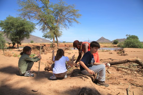 Samburu’da gördüğümüz hayvanların yanı sıra çocuklar gerçek bir Masai’liden ok yapmayı ve atmayı, ateş yakmayı da öğrendiler.