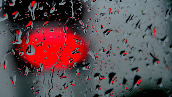 kırmızı yağmur damlaları