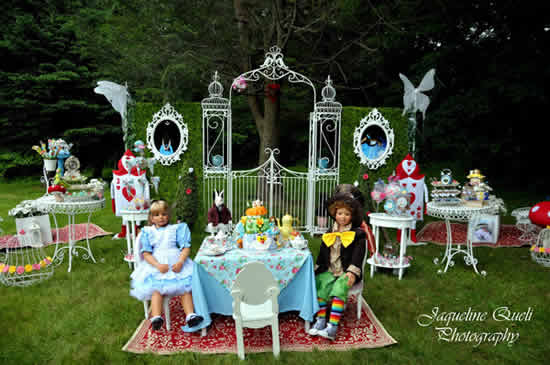 http://www.karaspartyideas.com/2013/04/mad-hatter-alice-in-wonderland-tea-party.html  Alice in Wonderland hikayesi gereği, öyle renkli öyle eğlenceli bir parti teması haline geliyorki konsepti uygularken renkleri kullanırken hiç zorlanmıyorsunuz..