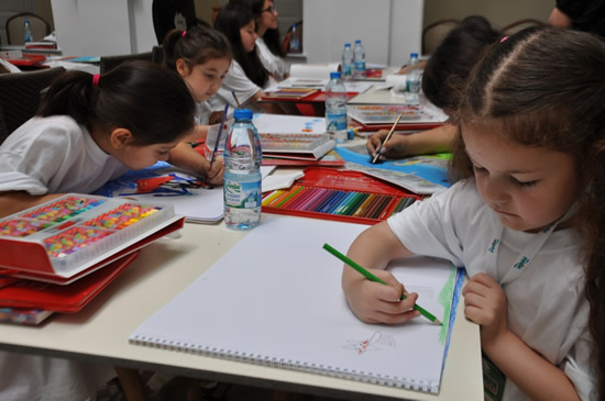 Blogger anneler çocuklarıyla, Türkiye’nin minik ressamlarını ziyaret etti 