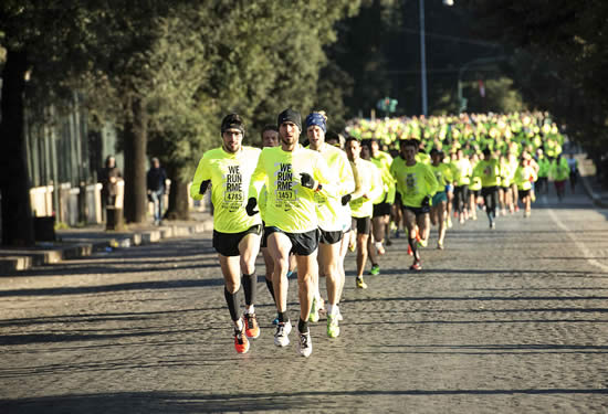 Binlerce koşucu, yeni yılı Roma sokaklarında karşıladı